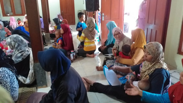 Ibu bayi dan balita antri menunggu giliran