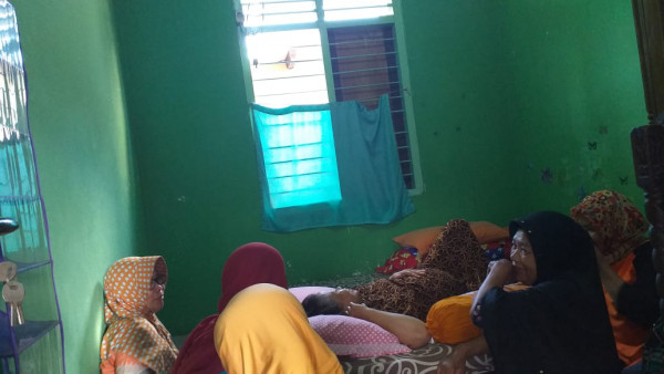 suasana menghibur bu Rindi yang baru pulang dari Rumah sakit