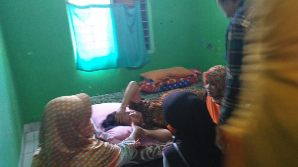 Ibu-ibu berpamitan pulang