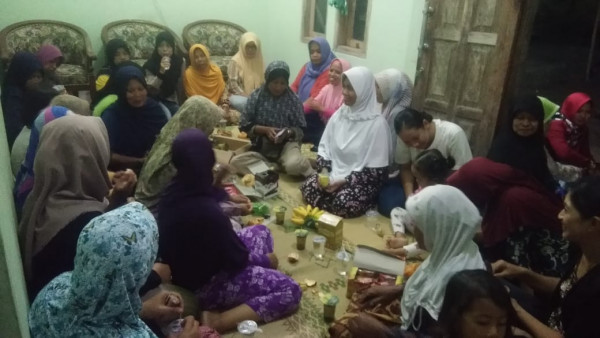 KEKOMPAKAN IBU-IBU DALAM MEMBESUK IBU MUJIYEM