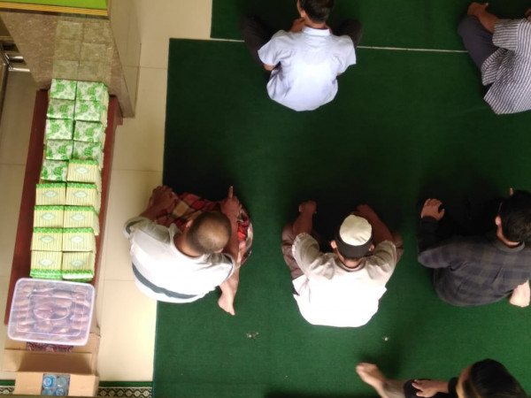Pemberian Snack dan Nasi bungkus utuk Jamaah shalat jum'at  di Masjid Ar Rohmah