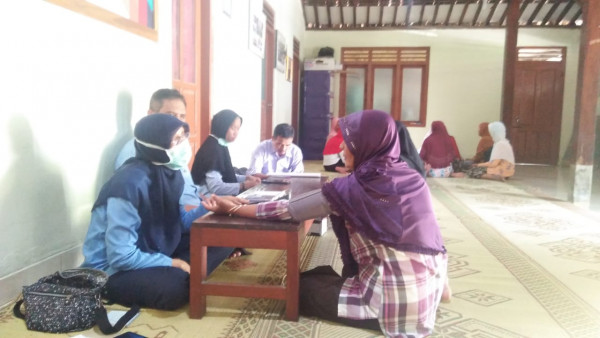 pengecekan tensi oleh petugas puskesmas