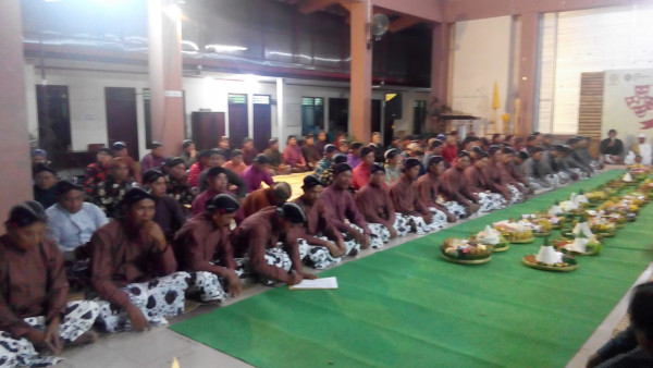 antusias masyarakat mengikuti prosesi kenduri