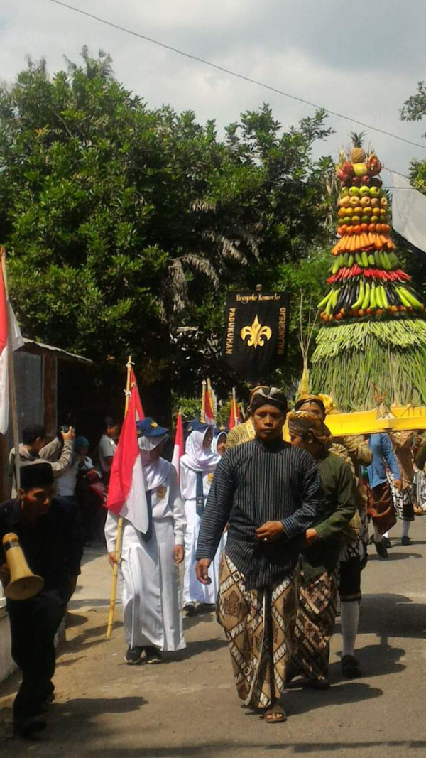 kirab gunungan pada upacara merti dusun