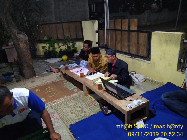 Sebagian Pengurus menyiapkan sarana untuk pertemuan