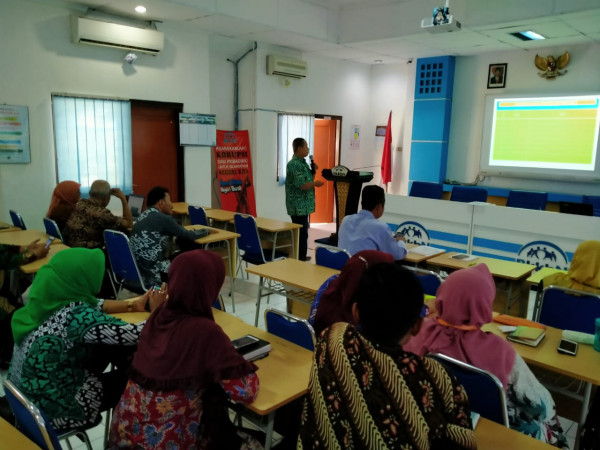 presentasi hasil praktik di depan rekan pengelola kampung kb percontohan