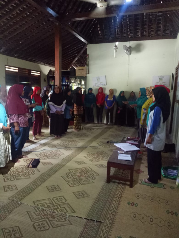 foto ibu2 sedang menyanyikan lagu indonesia raya, mars sleman sembada dan mars pkk