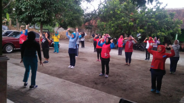 semangat masyarakat mengikuti senam