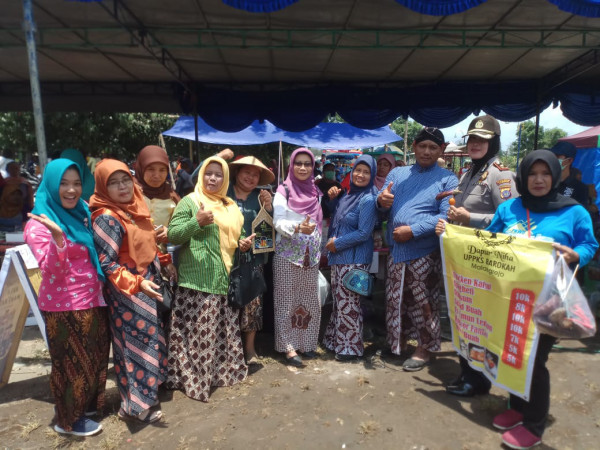 foto bersama camat ngemplak,kapolsek,lurah desa saat mengunjungi stand uppks malangrejo