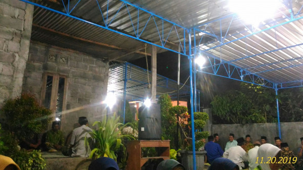 Suasana tahlil berada di teras, ada pak Rois dan tokoh agama lainnya