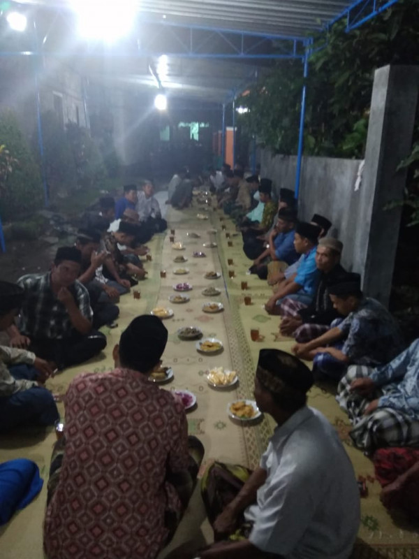 Warga masyarakat yang ikut dalam acara tahlil