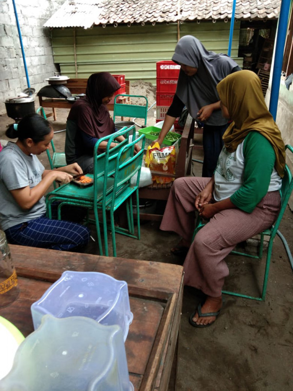 Ibu-ibu mempersiapkan bahan-bahan untuk membuat bakwan