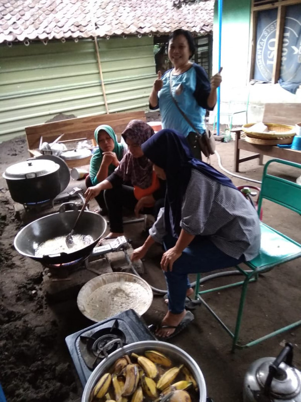Ibu-ibu bekerjasama dalam menggoreng bakwan dan mempersiapkan konsumsi