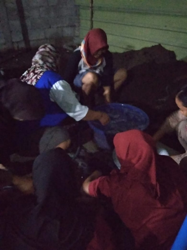 Setelah acara tahlilan selesai, ibu-ibu yang dapat jatah piket mencuci piring dan gelas sampai habis 