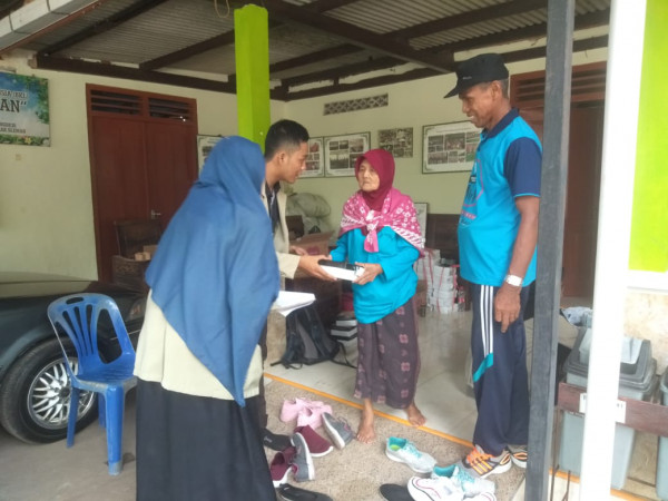 penyerahan kenang2an dari mahasiswa UGM ke lansia malangrejo dalam rangka baksos