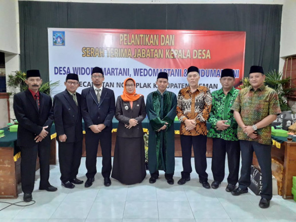 Foto 3 mantan lurah bersama camat dan PLT kades