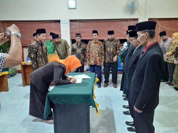 Penandatangan berita acara oleh camat ngemplak