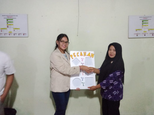 Pemberian secara simbolis alat hitung dari mahasiswa USD ke sie pndidikan pokja kampung kb