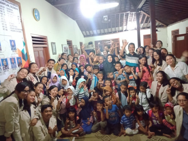 Foto bersama selesai acara