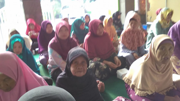 Jamaah pengajian khusuk mendengarkan tauziah