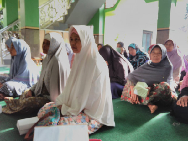 Ibu2 lansia malangrejo saat mendengarkan tauziah