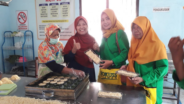 foto praktek langsung pembuatan kue
