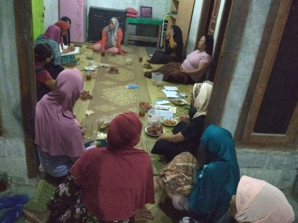 suasananya serius tapi santai dalam pelaksanaan pertemuan Dasa wisma V A