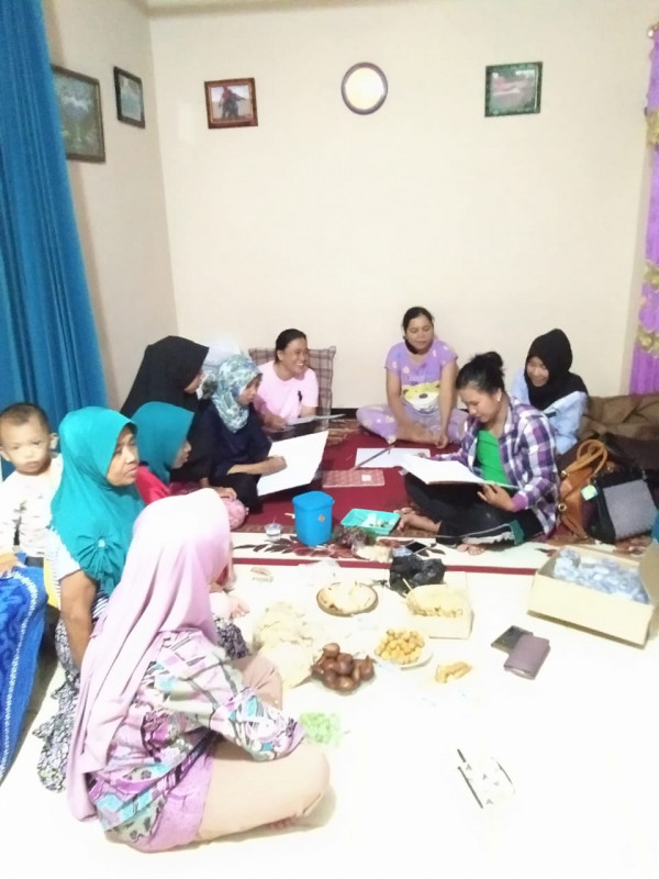 suasana serius tapi santai dalam pelaksanaan pertemuan UPPKS Barokah