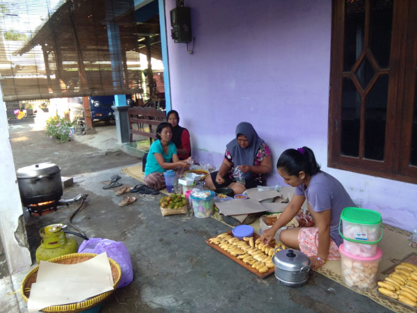 Suasana guyup rukun kelompok dasa wisma V A dalam menyediakan PMT untuk posyandu balita