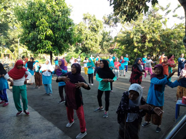 antusias lansia mengikuti senam