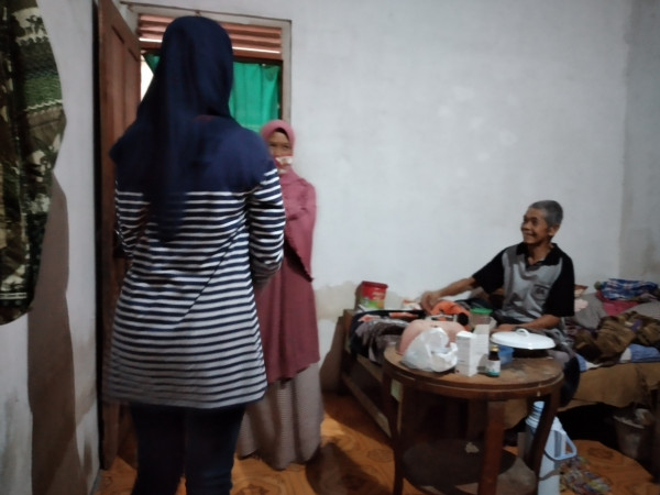 WARGA BERDATANG LALU MEMBERIKAN SALAM KEPADA BPK FAUZI