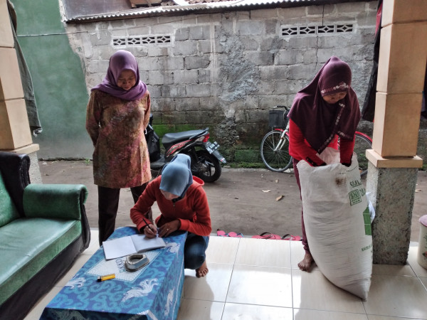 MEREKA ANTRI DALAM MENCATAT