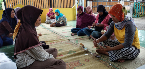 BENDAHARA SEDANG MENGHITUNG UANG