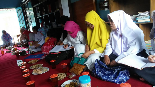 sedang mendengarkan informasi dari ibu PLKB