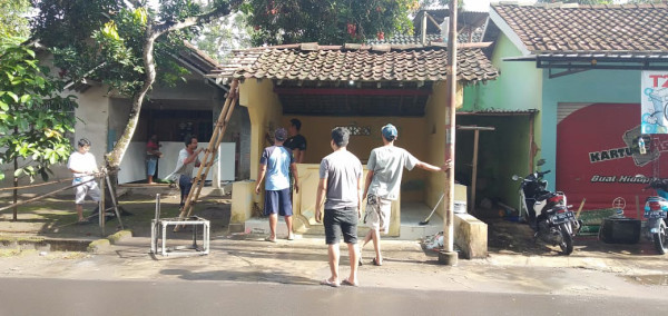 Suasana guyub rukun warga rt 005 dalam pengecatan Gardu Siskampling