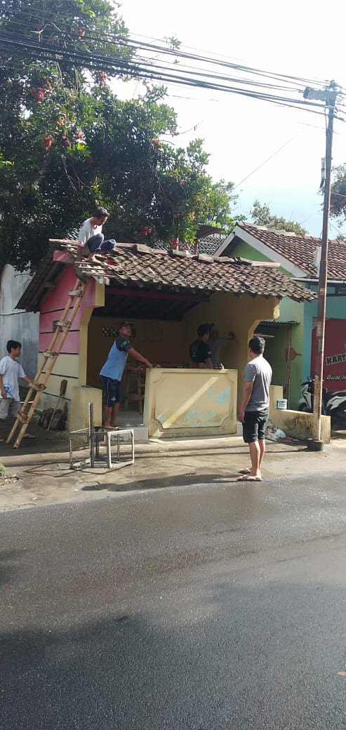 Kerja bakti pengecatan Gardu SisKampling RT 005