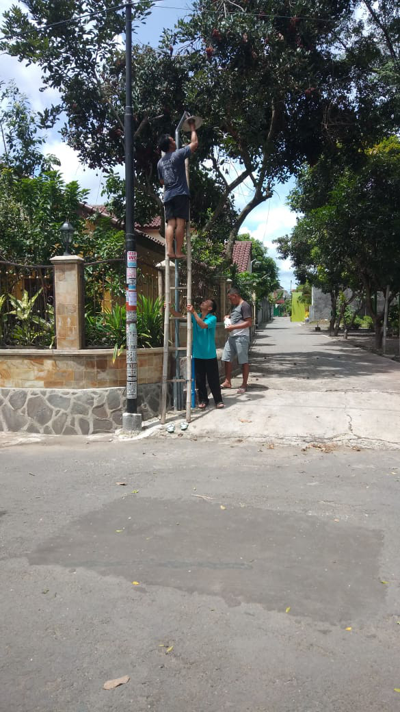 suasana kerja bakti memperbaiki penerangan jalan di sekitar lingkungan RT 05 RW 35