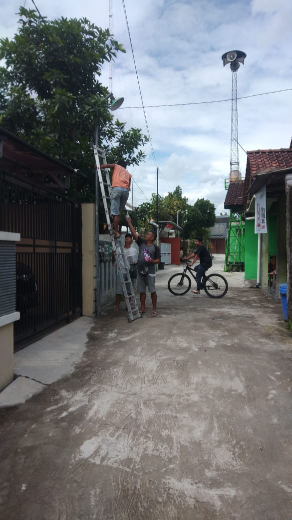 Kerja bakti perbaikan penerangan jalan di lingkungan RT 05 RW 35