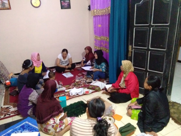 suasana serius tapi santai dalam pelaksanaan pertemuan UPPKS Barokah