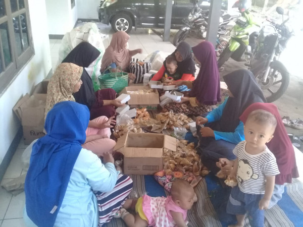 Suasana packing makanan dikelompok Dasawisma V C