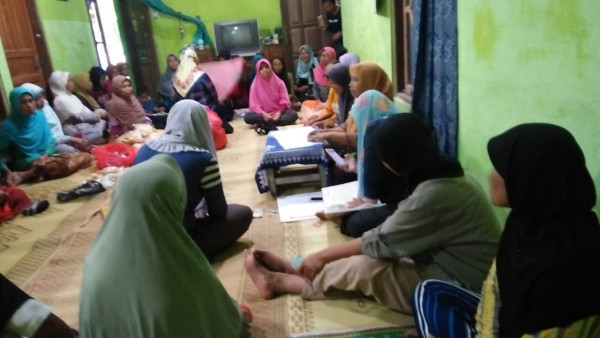 suasana musyawarah warga dalam pertemuan RW 035