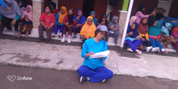 Foto lansia selesai senam