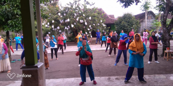 antusias lansia mengikuti senam