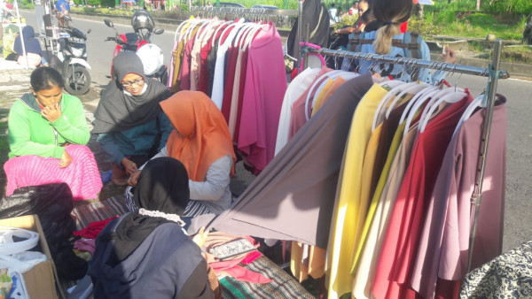 foto kegiatan transaksi jual beli