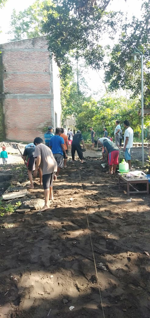 Kerja bakti perbaikan persiapan pengecoran jalan di lingkungan RT 005 RW 035