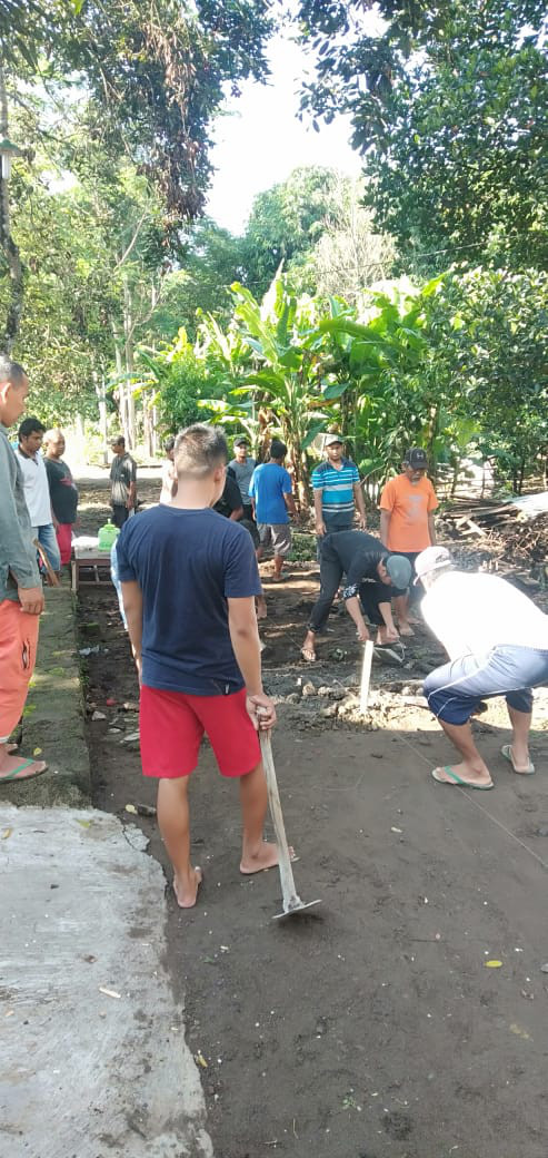 Suasana guyub rukun warga RT 005 dalam perbaikan jalan