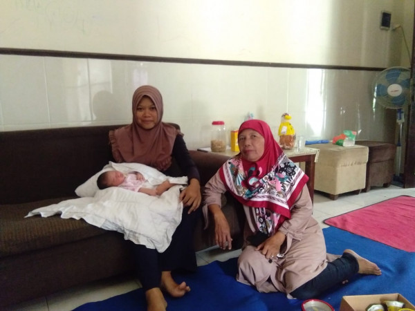 suasana menjenguk bayi yang baru lahir