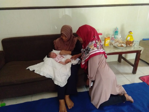 Rukun Sosial menjenguk bayi yang baru lahir