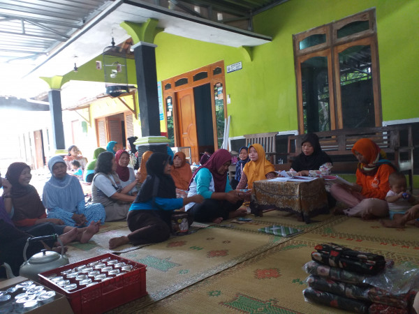 suasana serius tapi santai dalam pelaksanaan pertemuan rutin PKK RT 005 RW 035