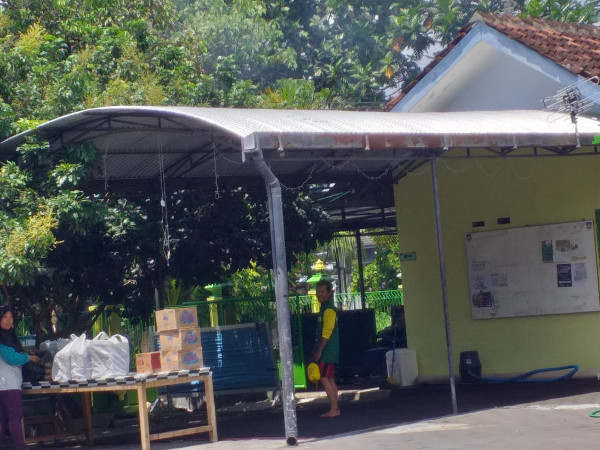 suasana penyerahan sedekah jumat yang berupa snak box ke masjid Ar Rohmah